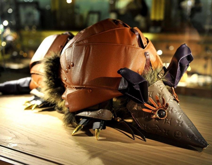 Louis Vuitton visual merchandisng - animal sculptures from bags
